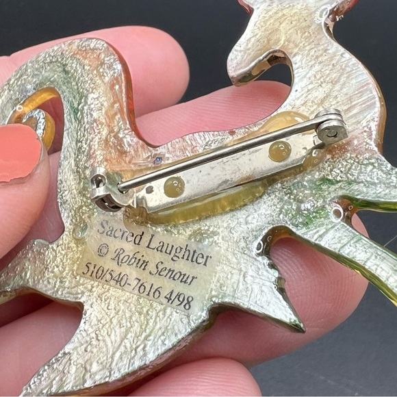 Artisan Robin Senour ~ Sacred Laughter ~ Colorful Kangaroo Brooch Pin Signed - Picture 10 of 10